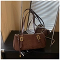 Détail du sac sous l'aisselle marron foncé mat avec boucles d'or et pompon en cuir - Marron
