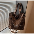 Detalle del bolso tote de leopardo mostrando textura de pana y correa ajustable - Estampado de leopardo
