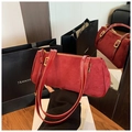 Détail du sac vintage bordeaux mêlant daim mat et finitions en cuir verni brillant - Rouge