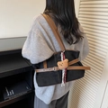 Schwarze Retro Wildleder Tragetasche mit braunen Trägern und Bärenanhänger an der Schulter - Schwarz mit Anhänger