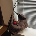 Borsa tote vintage leopardata con ciondolo in peluche e tracolla nera da donna - Caffè con Ciondolo
