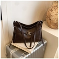 Dettaglio della borsa tote in pelle marrone vintage con fibbia in metallo a doppio anello - Marrone