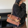 Braune Vintage-Wildledertasche mit Gürtel-Detail und Bären-Anhänger an einem Schultergurt - Braun mit Anhänger