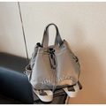 Detalle de mochila de nailon gris con bordado YOU I BEAR y bolsillo lateral elástico - Gris