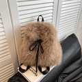 Mochila de peluche en marrón claro con cordón negro y asa superior para mujer - Marrón