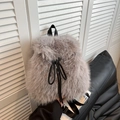 Mochila chic de piel sintética gris con textura de felpa suave y cordón ajustable - Gris