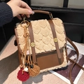 Bruine leren en imitatiebont crossbodytas met hartjesreliëf en pluche pompons - Bruin met hanger