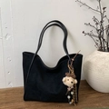 Gros plan du sac cabas noir mat avec breloque ours léopard sur une surface en bois sombre - Noir (avec pendentif)
