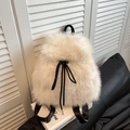 Mochila pequeña de piel sintética crema con lazo negro y correas de cincha negra - Blanco