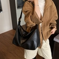 Borsa hobo minimalista in morbida pelle nera con fibbia dorata regolabile e capiente - Nero