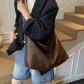 Borsa hobo in morbida pelle marrone scuro con grande capacità e tracolla larga - Marrone