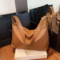 Borsa tote in morbida pelle marrone con tracolla larga e fibbia dorata per l'uso quotidiano - Marrone