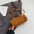 Sac à main bowling en daim marron avec lanières en cuir et boucle en métal argenté - Marron