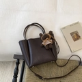 Dunkelbraune Eimertasche aus genarbtem Kunstleder mit einem süßen Plüschbären-Anhänger - Mit Plüschbär Anhänger / Braun
