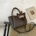 Dunkelbraune Eimer-Tasche aus Kieselleder mit Bären-Anhänger und verstellbarem Gurt - Mit Plüschbär Anhänger / Kakao