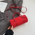 Sac cylindrique vintage rouge en daim avec bandoulière amovible et poignées doubles - Rouge