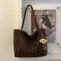 Sac fourre-tout à motif léopard marron avec breloque ours et doubles lanières - Léopard Café (Avec Pendentif)
