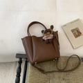 Braune Beuteltasche mit Litschi-Struktur, Bären-Anhänger und verstellbarem Schultergurt - Mit Plüschbär Anhänger / Braun