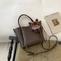 Dunkelbraune Beuteltasche aus genarbtem Leder mit Bärenanhänger und Schultergurt - Mit Plüschbär Anhänger / Braun