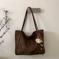 Sac fourre-tout en daim marron foncé avec breloque ours en peluche et fines lanières - Café (Avec Pendentif)