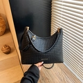 Minimalistische schwarze Umhängetasche in Flechtoptik mit goldfarbenen Metallteilen - Schwarz