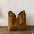 Bolso tote vintage de ante marrón con abertura asimétrica en V y correa larga al hombro - Marrón