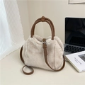 Handtasche aus cremeweißem Kunstpelz mit braunen Ledergriffen und verstellbarem Gurt - Beige