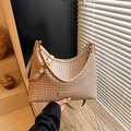 Schicke beige gewebte Hobo-Schultertasche mit verstellbarem Riemen und Metall-Logo - Khaki