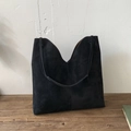 Bolso tote negro de ante minimalista con abertura geométrica en V para uso diario y oficina - Negro