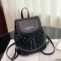 Mini schwarzer gesteppter Rucksack für Damen mit Silberkette und Metall-Markenlogo - Schwarz