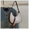 Detailansicht der cremefarbenen Wildledertasche mit braunem Leder und Silberschnalle - Cremeweiß