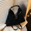 Grande borsa tote in pelle scamosciata nera con dettagli dorati e tracolla regolabile - Nero