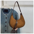 Detailansicht einer Vintage-Halbmondtasche aus Wildleder kombiniert mit einer Denimjacke - Braun