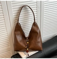 Detalle de un bolso Hobo retro marrón en cuero PU texturizado con colgantes de cuentas - Marrón