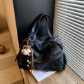 Grande borsa tote vintage nera in pelle lucida con ciondolo a orso su scale in legno - Nero con ciondolo