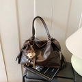 Grande borsa tote marrone scuro lucida con grazioso ciondolo a forma di orsetto - Caffè con Ciondolo