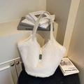 Borsa tote in ecopelliccia bianca con manici in pelle e fibbia argentata per l'inverno - Bianco Sporco