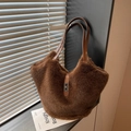 Borsa tote marrone in ecopelliccia con spalline in pelle e chiusura in metallo - caffè