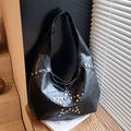 Sac hobo noir en simili cuir avec rivets argentés en forme d'étoile et textures - Noir