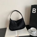 Sac bandoulière minimaliste en daim et cuir lisse noir pour femme avec finition mate chic - Noir