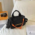 Bolso deportivo negro tipo bandolera con nudos naranjas y correa ajustable - Negro con colgante