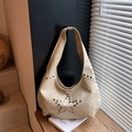Sac hobo beige en similicuir avec motif étoile en rivets argentés et bandoulière large - Blanc Cassé