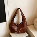 Sac hobo vintage marron avec étoiles cloutées en métal argenté et bandoulière en similicuir - Marron