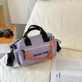 Bolso deportivo de nailon lavanda con asas negras y detalle de cuerda naranja vivo - Púrpura Con Colgante