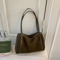 Minimalistische matte Boston-Tasche in Olivgrün mit langen Schultergurten für Herbst - Olivgrün