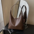 Borsa Hobo in pelle PU marrone scuro con ciondolo in legno e scritte dorate - Caffè con Ciondolo
