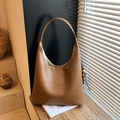 Borsa a spalla a mezzaluna marrone scuro capiente con nappa in perline di legno boho - Marrone con ciondolo