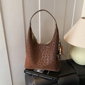 Borsa hobo marrone leopardata con ciondolo in perline di legno e logo dorato di lusso - Leopardo Caffè Con Pendaglio