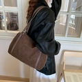 Vista dettagliata della grande borsa tote in pelle scamosciata marrone con zip - Marrone