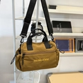 Bolso deportivo cruzado de nailon caqui con correa ancha negra y bordados - Marrón Sin Colgante